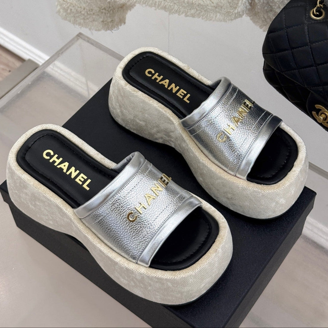 PLATFORM SLIPPERS IN SILVER LAMBSKIN