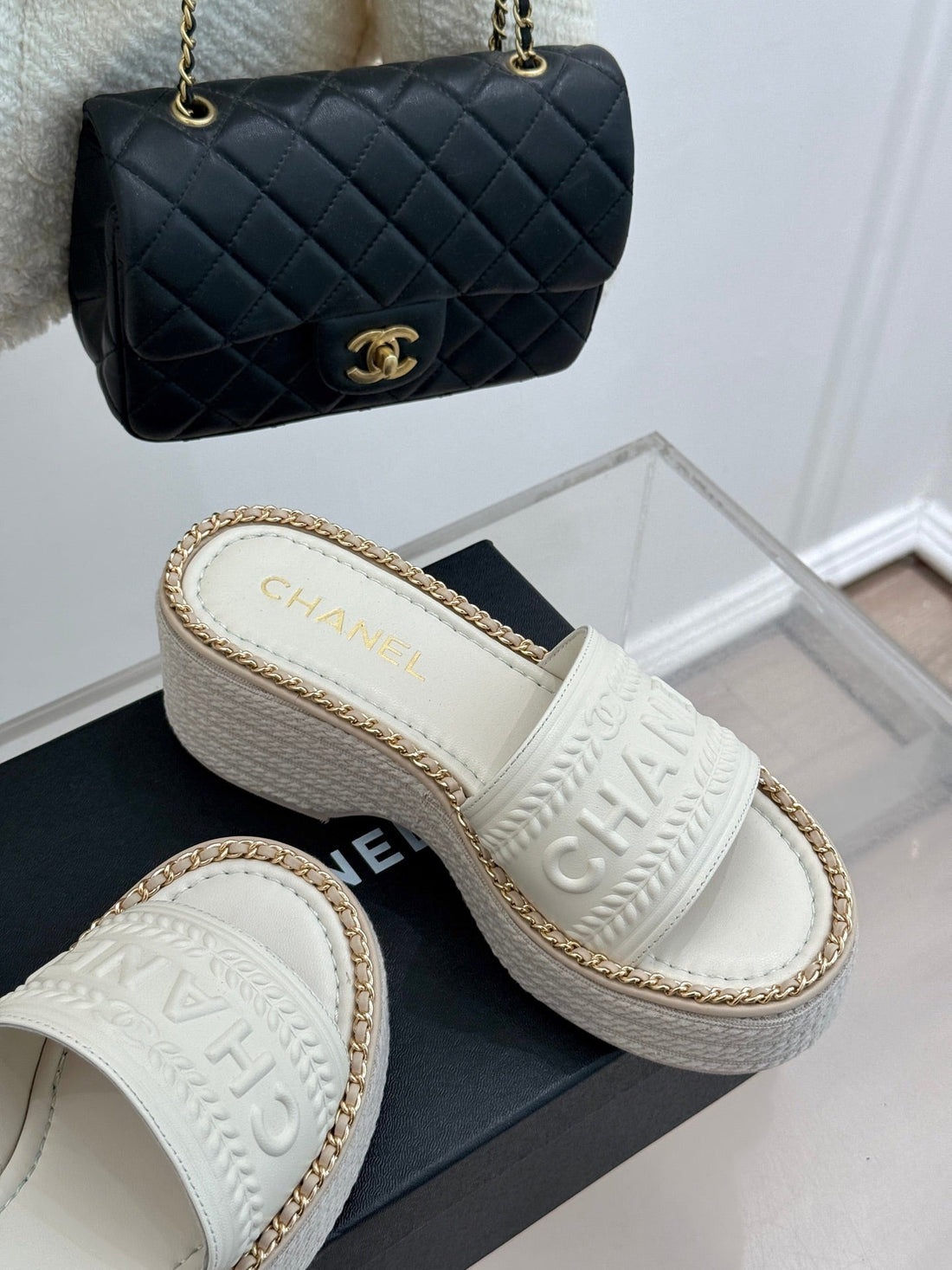 THICK SOLE WEDGE SLIPPERS IN WHITE CALFSKIN