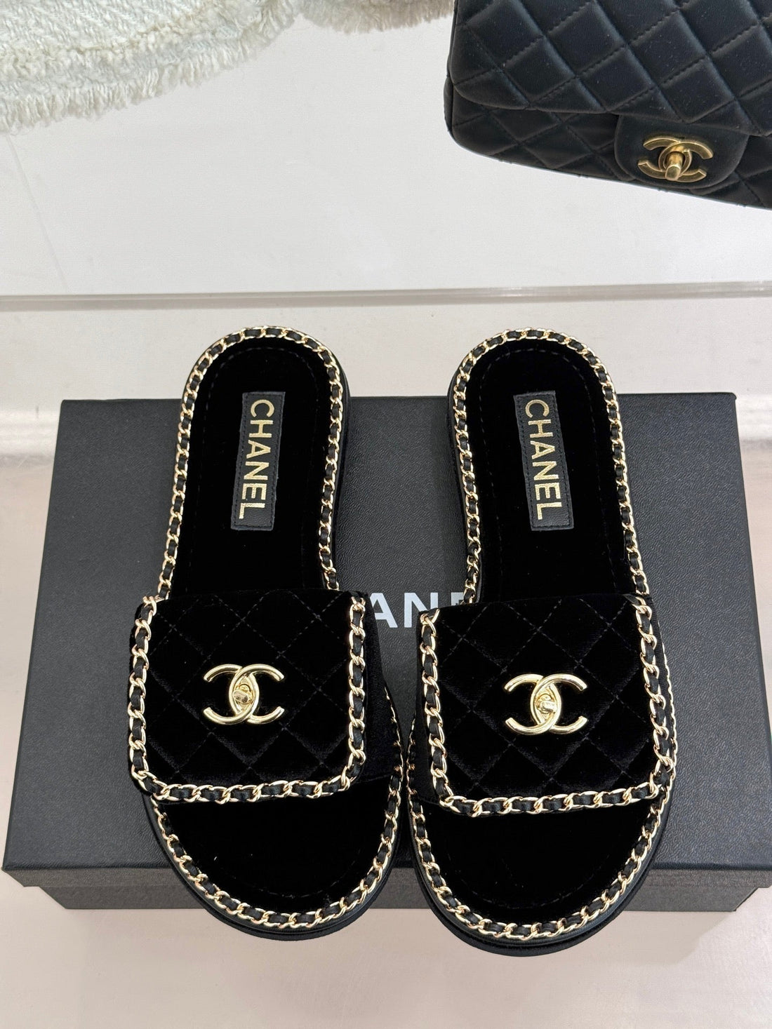 FLAT CHAIN HEART SLIPPER IN BLACK VELVET