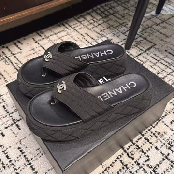 THICK-SOLED THONG SLIPPERS IN BLACK DENIM