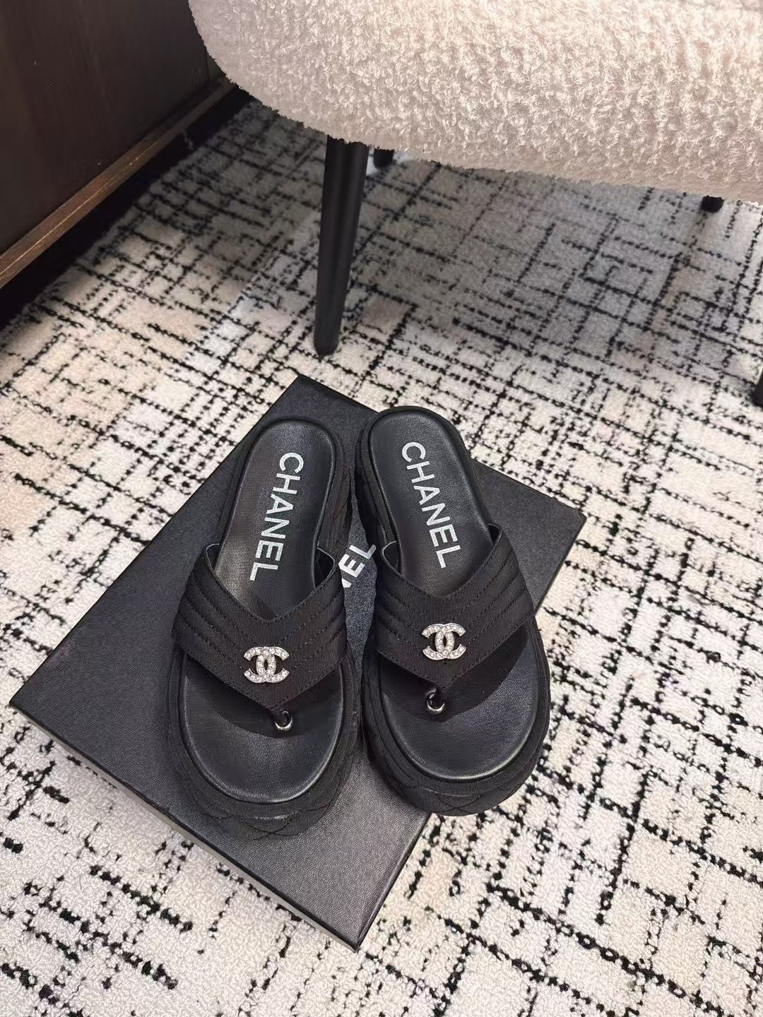 THICK-SOLED THONG SLIPPERS IN BLACK DENIM