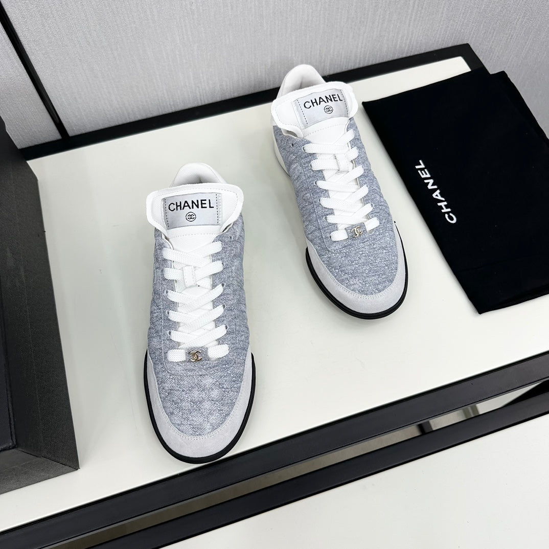 SPORTS SHOES IN GREY FABRIC