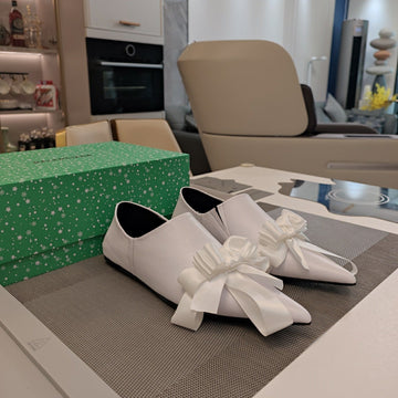 POINTED-TOE FLATS WITH BOW IN WHITE SOFT LAMBSKIN