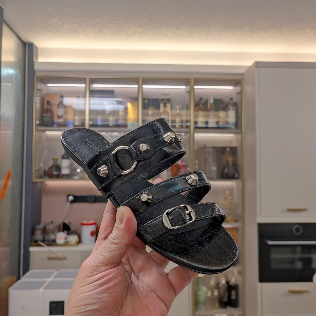 STRAPPY FLAT SANDALS IN BLACK STUDDED WAX-OIL SHEEPSKIN