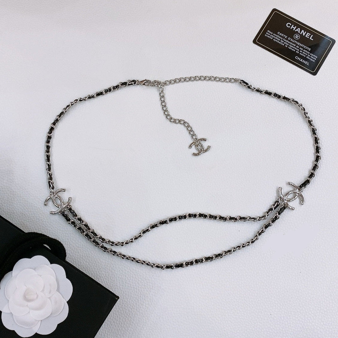 CHAIN BELT IN SILVER METAL INTERWOVEN WITH CALFSKIN STRAPS