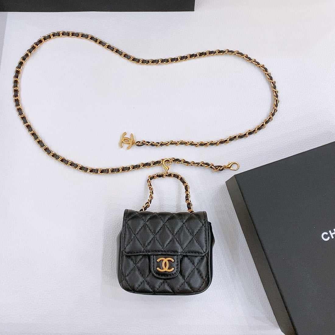 CHAIN BELT WITH GOLD METAL BLACK CALFSKIN INTERLINKING STRAPS AND MINI BAG