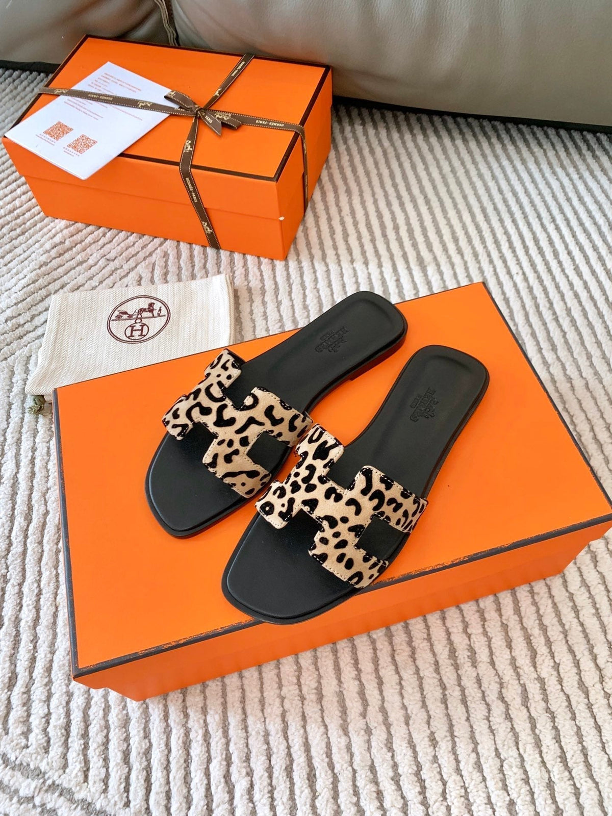 0RAN SANDAL IN CAMEL BROWN MIX BLACK SUEDE
