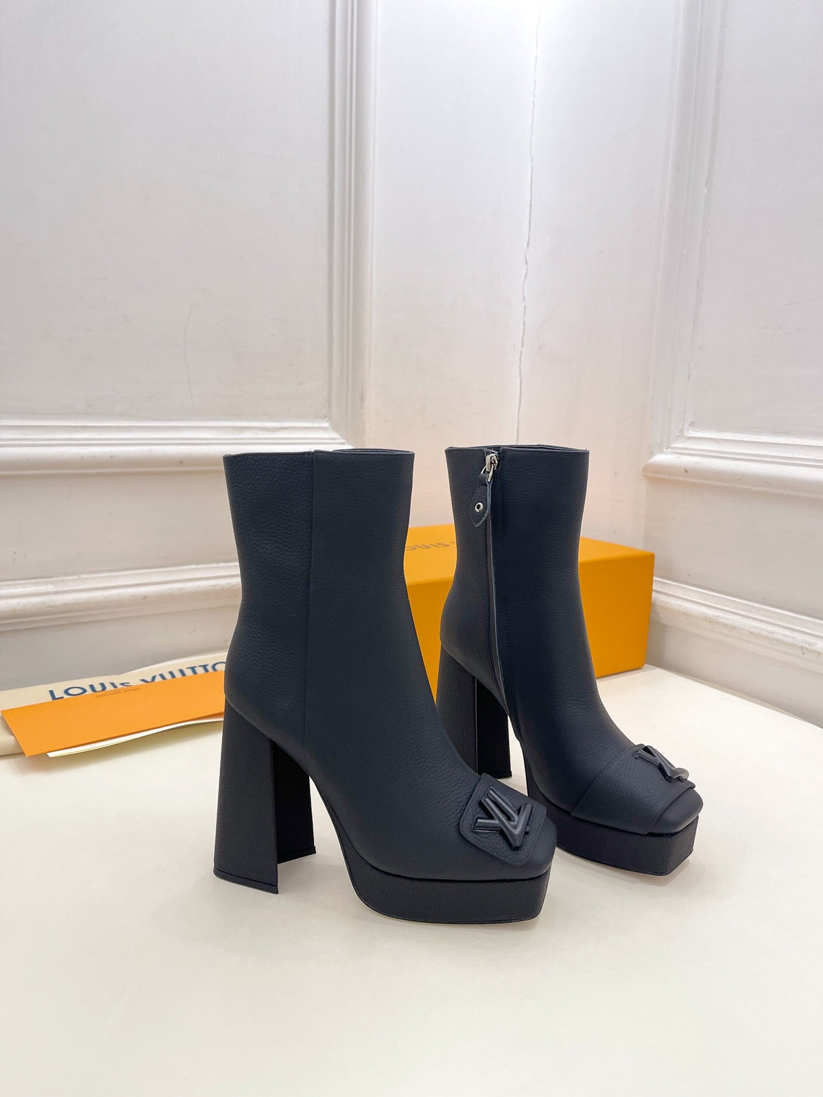 ANKLE BOOTS BLOCK HEEL 9 CM IN BLACK PEPPLE CALFSKIN